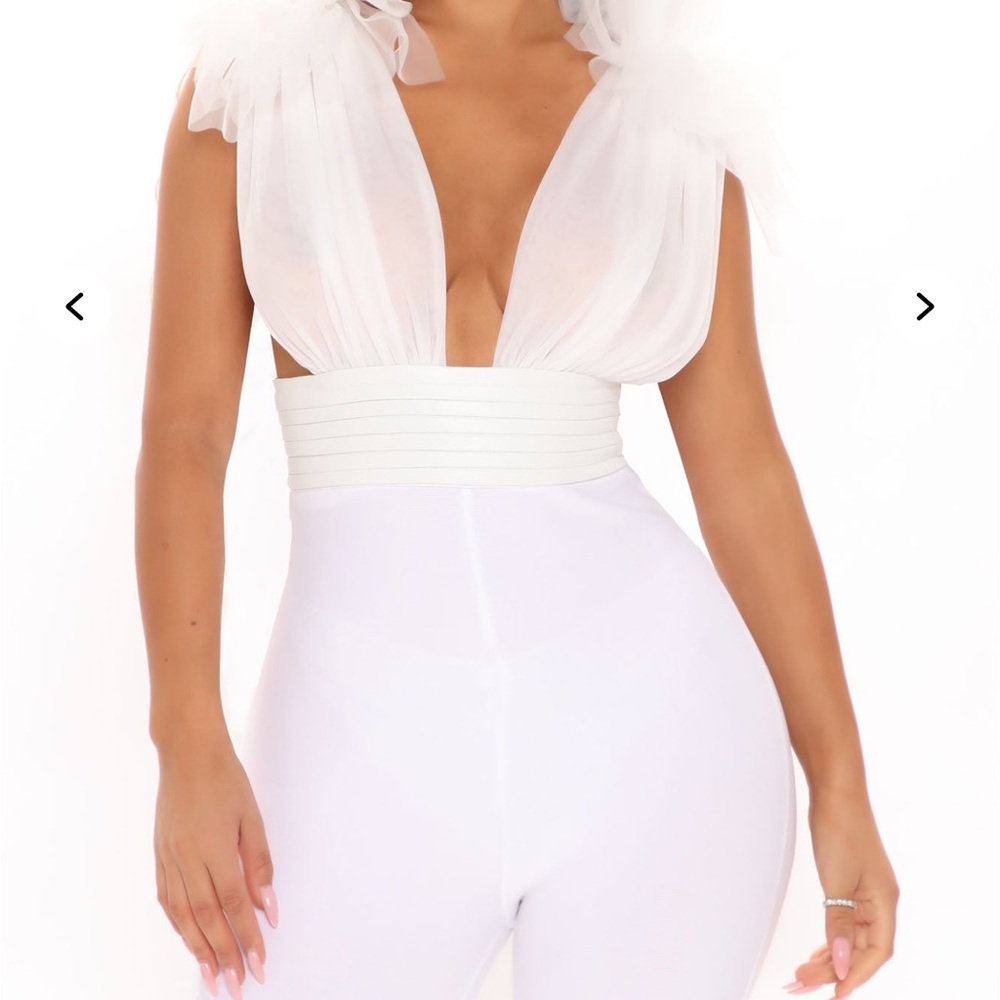 Elegant White Sleeveless Jumper